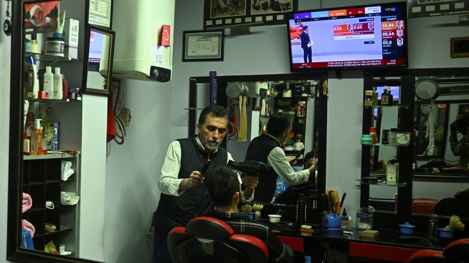Ein Mann lässt sich in einem Coiffeursalon in Istanbul die Haare schneiden.