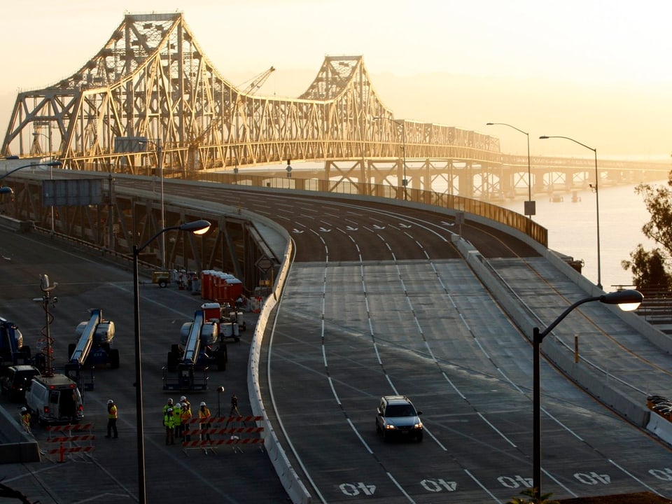 Die Oakland Bay Bridge im frühen Morgenlicht.
