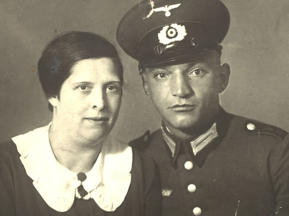 Altes Familienfoto mit Mutter und Vater. Der Vater trägt eine Uniform.