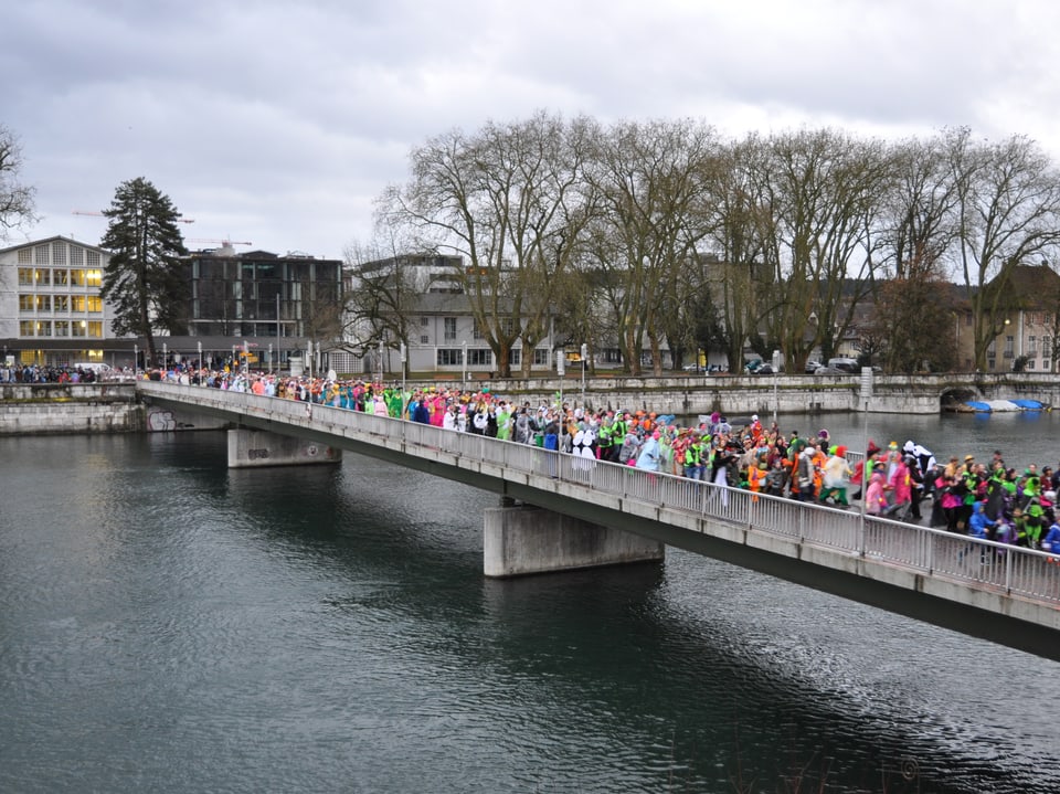 Viele Menschen auf einer Brücke.