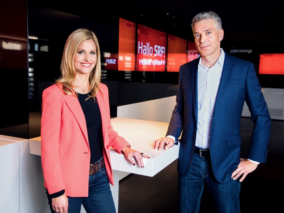 Die Moderatoren Sabine Dahinden und Sandro Brotz moderieren die Livesendung «Hallo SRF!» im Studio Zürich Leutschenbach.