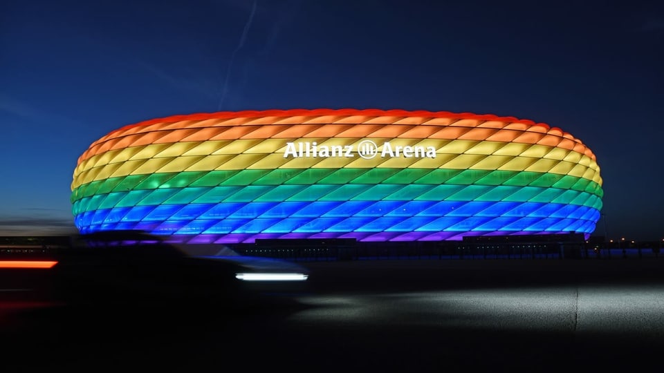 Allianz-Arena in München: Das Stadion hätte in Regenbogenfarben leuchten sollen, der Fussballverband UEFA verbot dies.