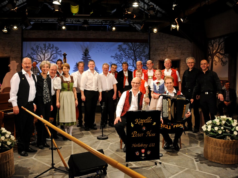 Laendlerkapelle Hess mit Peter Hess (Klarinette), Pius Egli (Akkordeon), Franz Mettler (Klavier) und Ruedi Mooser (Kontrabass) sowie Kurt Ott (Alphorn) und die Jodlerin Silvia Rymann 