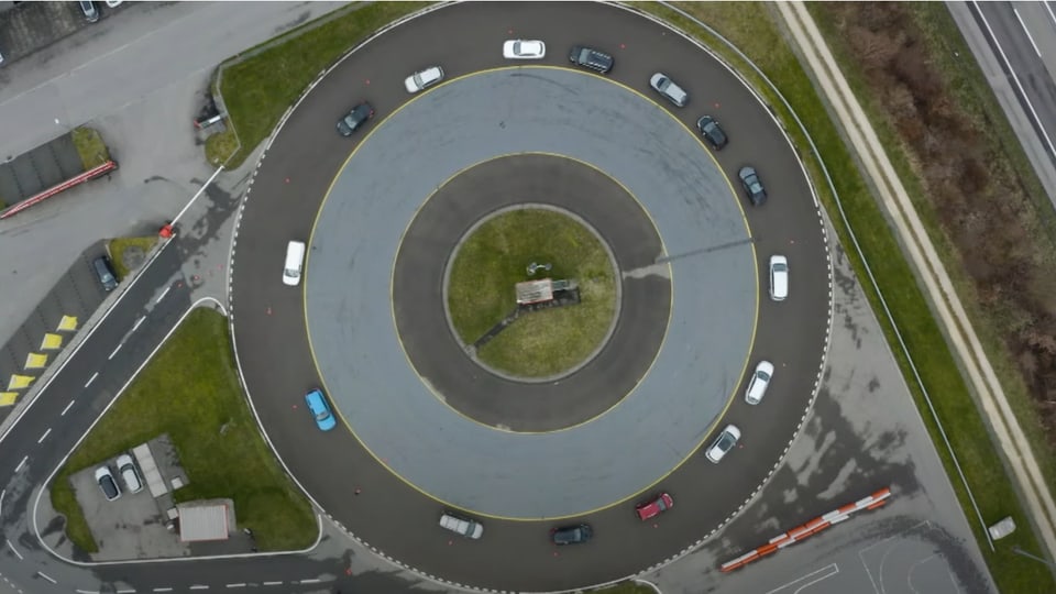Luftaufnahme eines kreisförmigen Verkehrskreisels mit Autos.