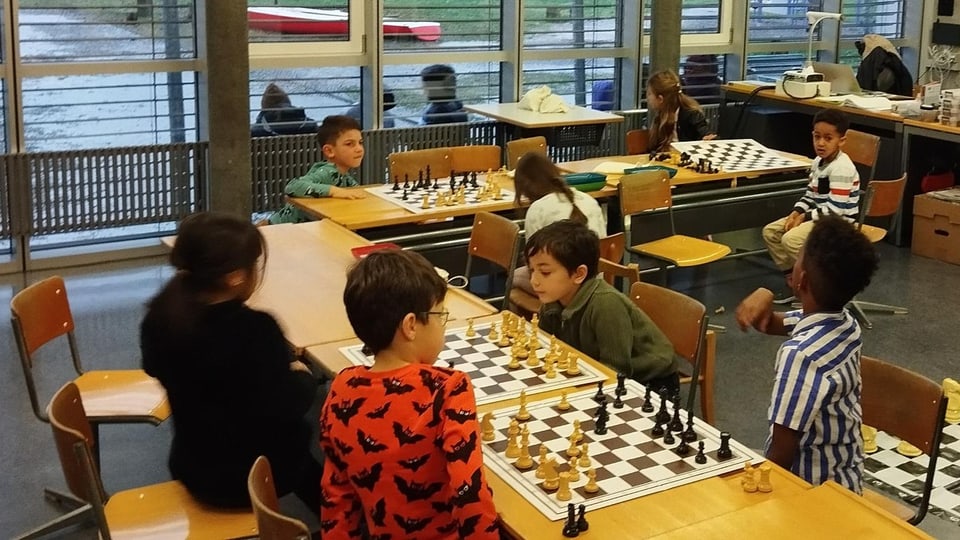 Schulkinder spielen Schach im Schulzimmer