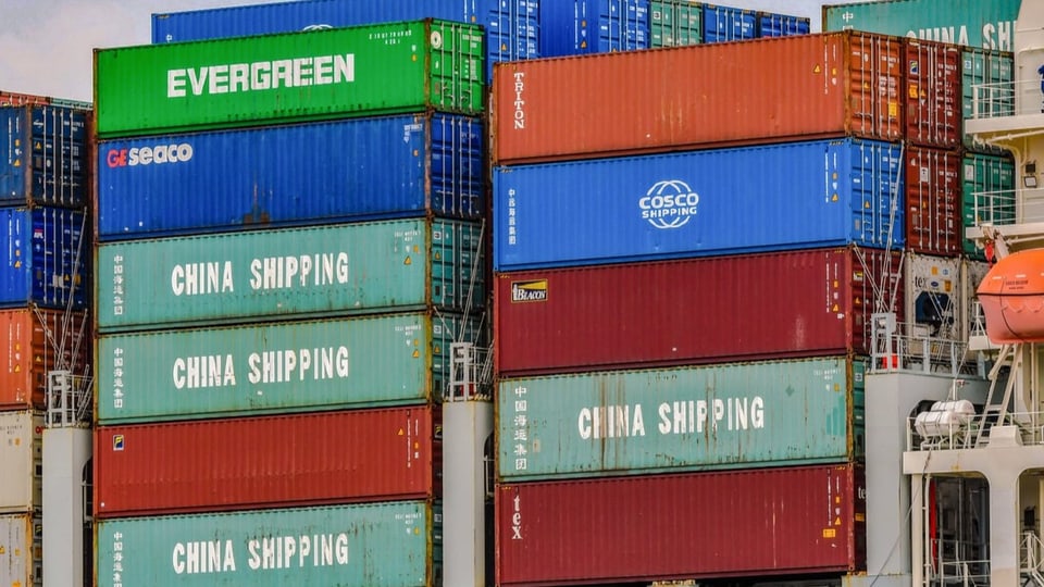 Ein Containerschiff des chinesischen Staatskonzerns Cosco im Hafen von Hamburg
