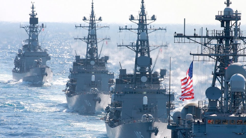 Japanische und US-amerikanische Kriegsschiffe vor der Pazifikinsel Okinawa.
