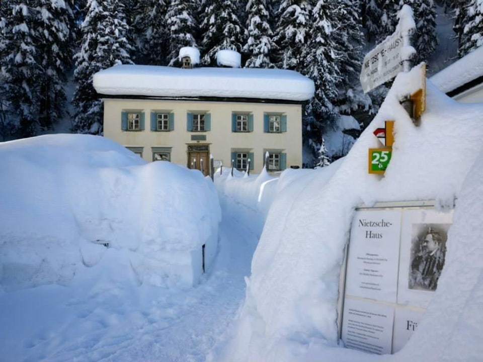 Das Nietzsche-Haus in Sils Maria von hohem Schnee umgeben.