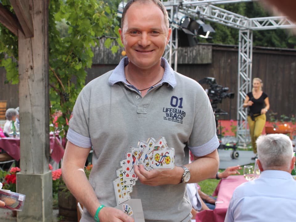 Hans Grünenfelder mit dem Jass-Pokal