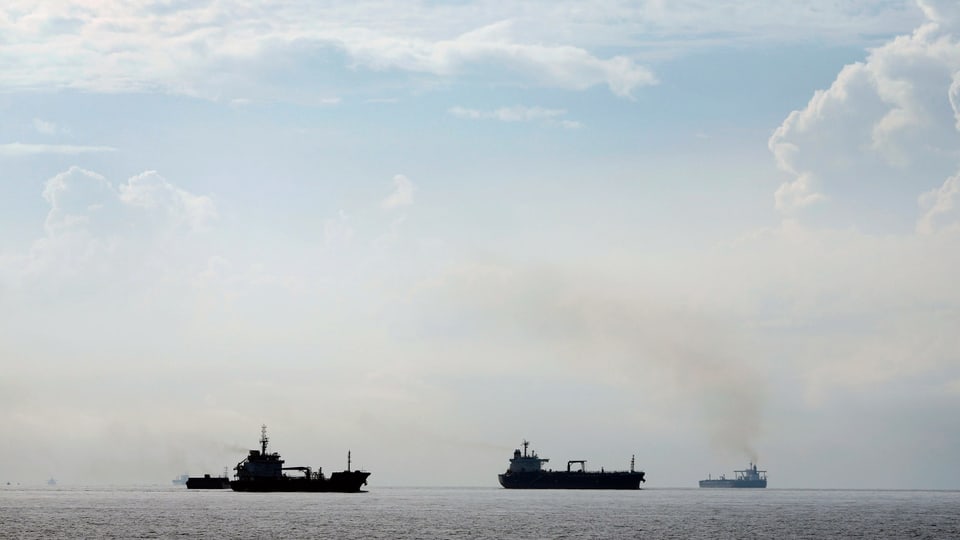 Tankerschiffe auf dem Meer, aus der Ferne fotografiert.