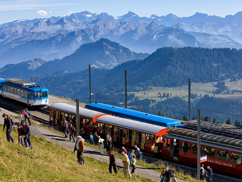 Blick auf die Bahn, im Hintergrund die Alpen.