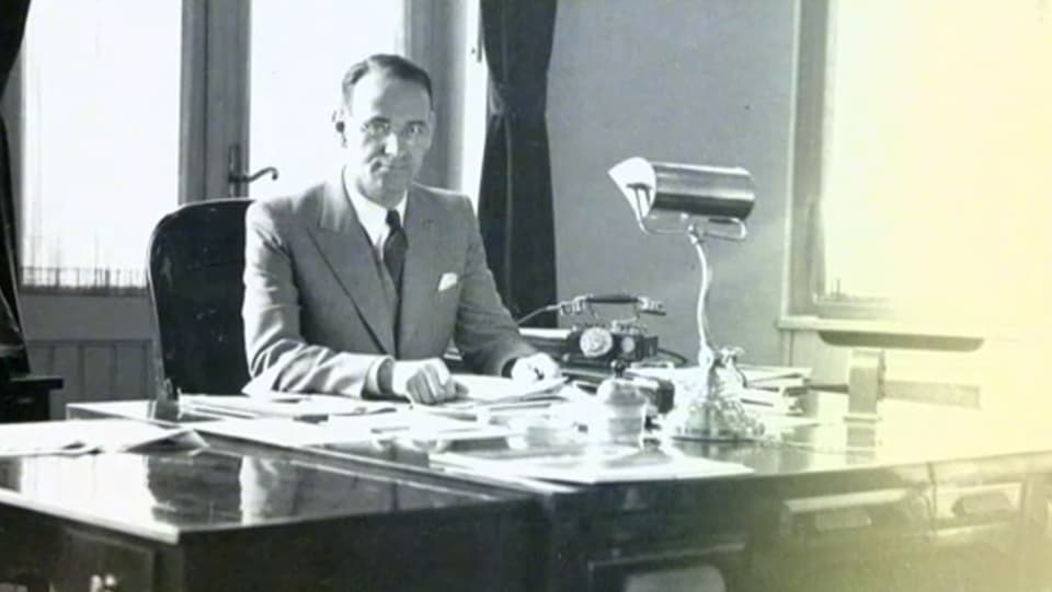 Carl Lutz am Schreibtisch