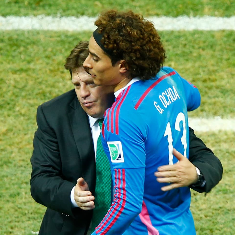 Miguel Herrea herzt seinen Keeper Guillermo Ochoa.