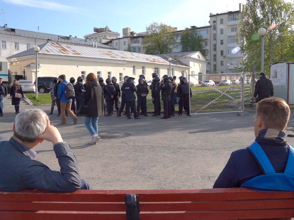 Polizisten schirmen eine Baustelle in Jekaterinburg ab