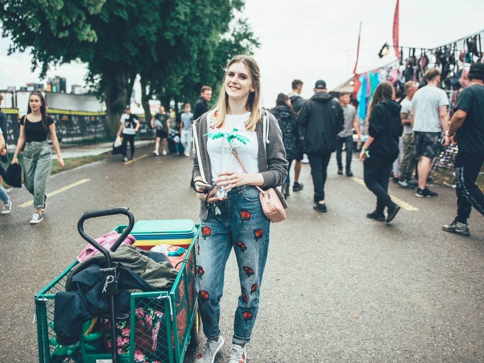 Frau mit Leiterwagen