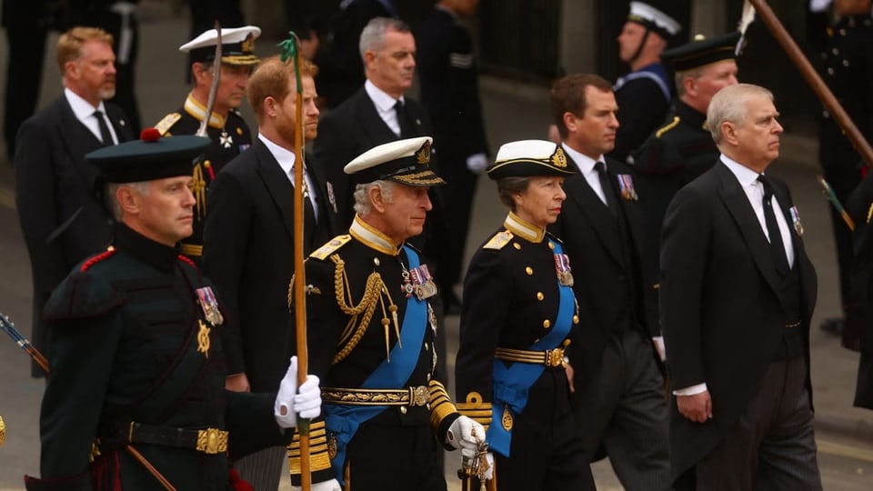 Der britische König Charles nimmt am Staatsbegräbnis und der Beisetzung der britischen Königin Elizabeth teil.