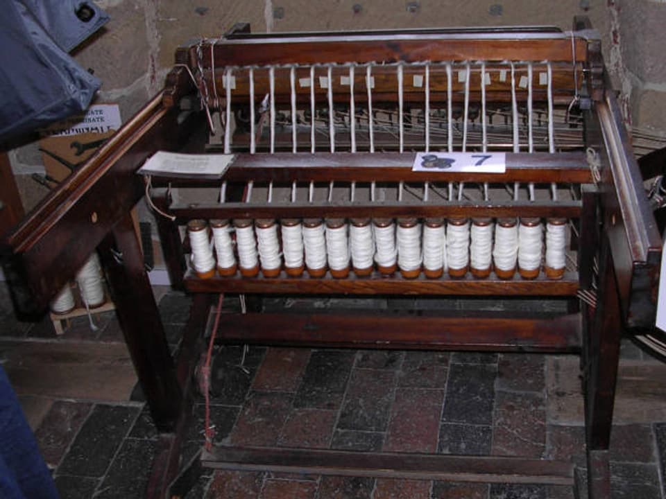 Mit der Spinnning Jenny des englischen Erfinders James Hargreaves konnten gleichzeitig 16 Fäden verarbeitet werden.
