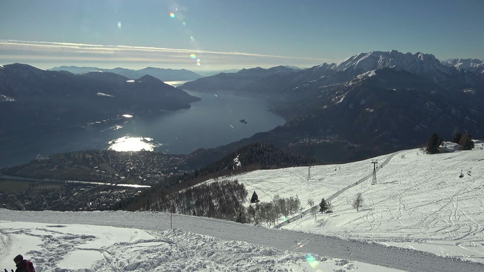 Blick von der schneebedeckten Cimetta, ob Locarno, auf den Lago Maggiore.