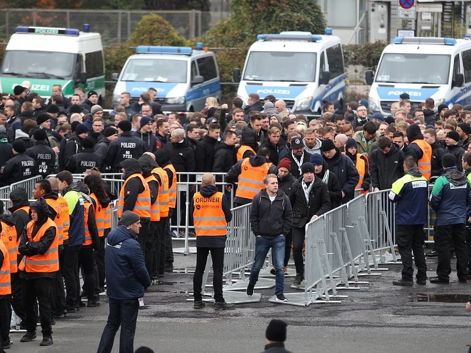 Polizisten vor dem Braunschweig-Stadion.