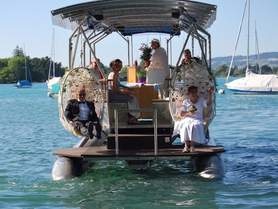 Hochzeitspaar auf einem Schiff