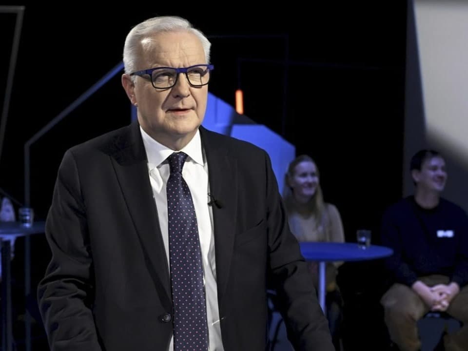 Olli Rehn spricht an einer Präsidentschaftswahldebatte.