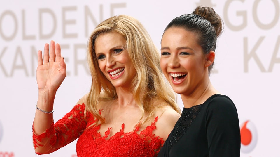 Michelle Hunziker im roten Klein, Tochter Aurora in schwarz. 