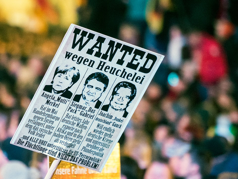 Ein Plakat mit den Bildern von Merkel, Gabriel und Gauck mit der Überschrift «Wanted wegen Heuchelei»