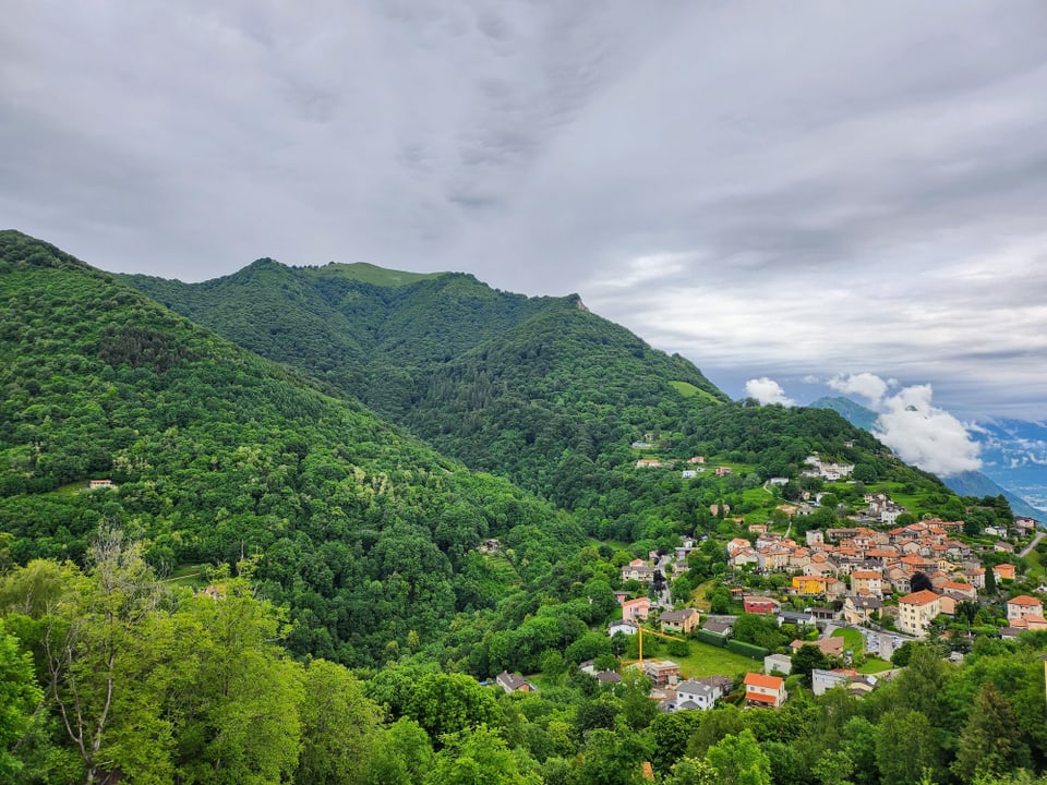 So grün war der Tessin lange nicht mehr. Hier der Blick auf Brè Paese. 