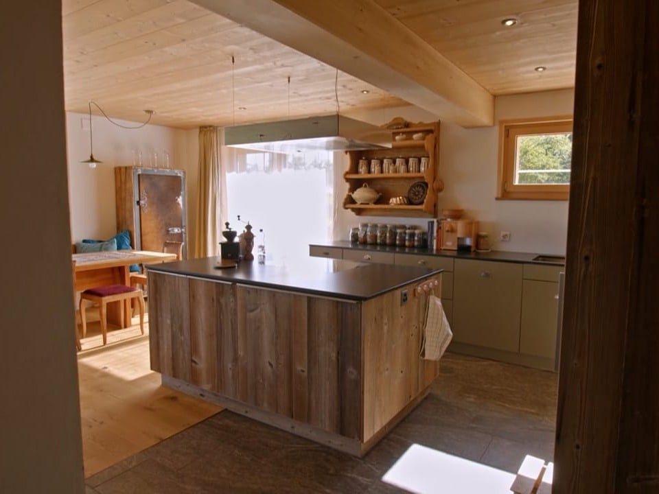 Eine moderne Küche in einem alten Bauernhaus.