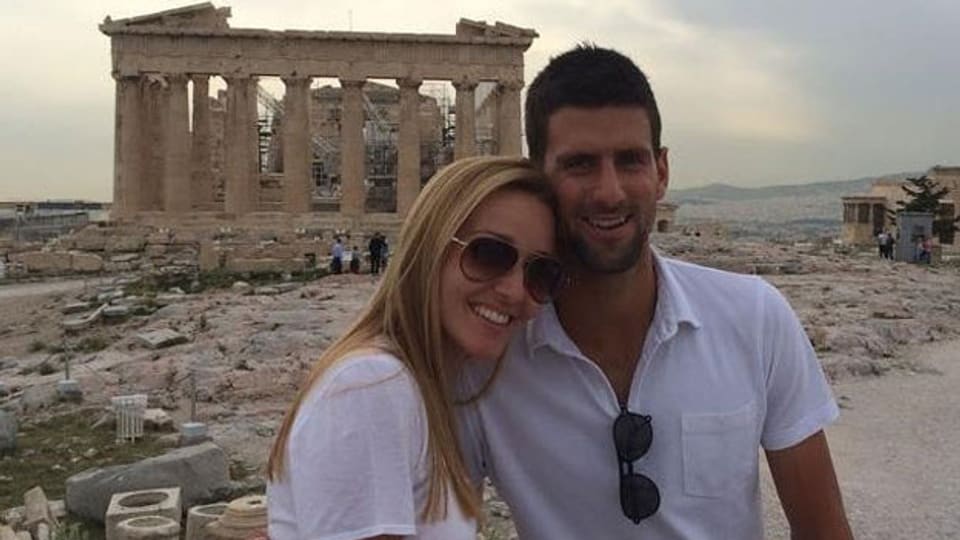 Novak Djokovic und Jelena Ristic vor der Akropolis posierend.
