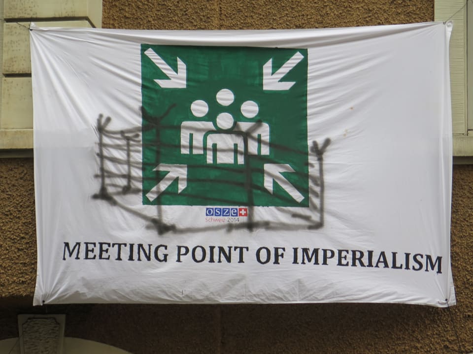 Transparent an einem Hausfassade mit der Aufschrift «Meeting Point of Imperialism».