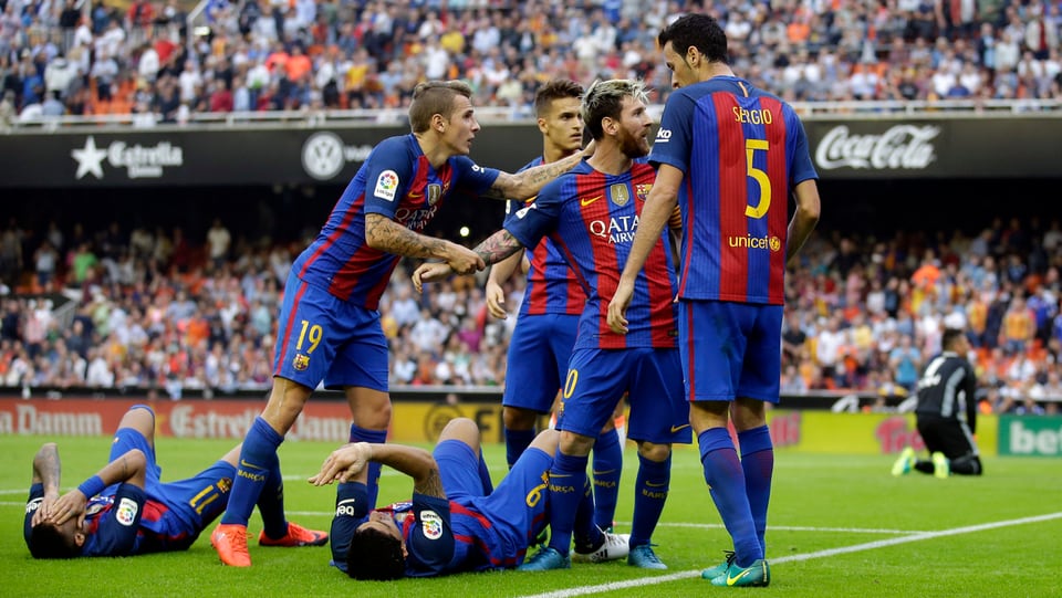 Neymar und Suarez halten sich am Boden den Kopf, und Messi muss zurückgehalten werden