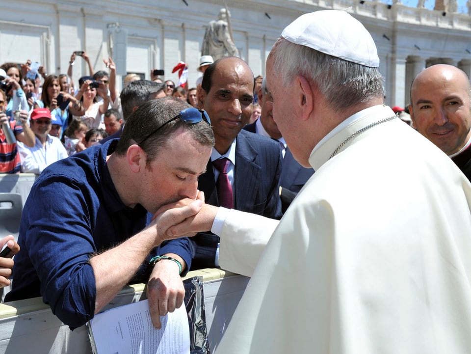 Doyle küsst die Hand des Papstes, 2014 in Rom. 