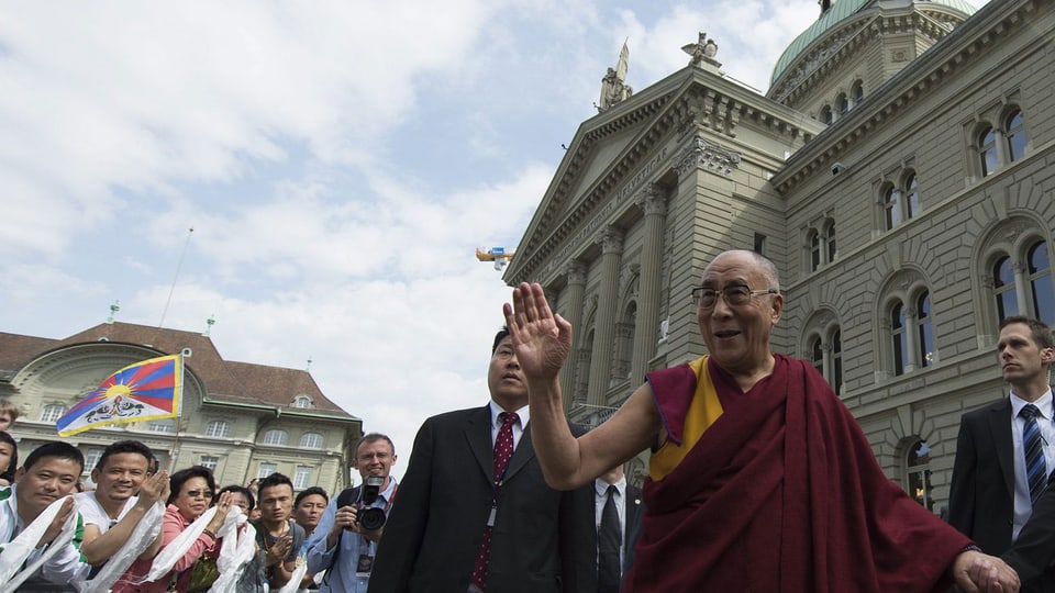 Der dalai Lama winkt der jubelnden Menge vor dem Bundeshaus zu. (keystone)