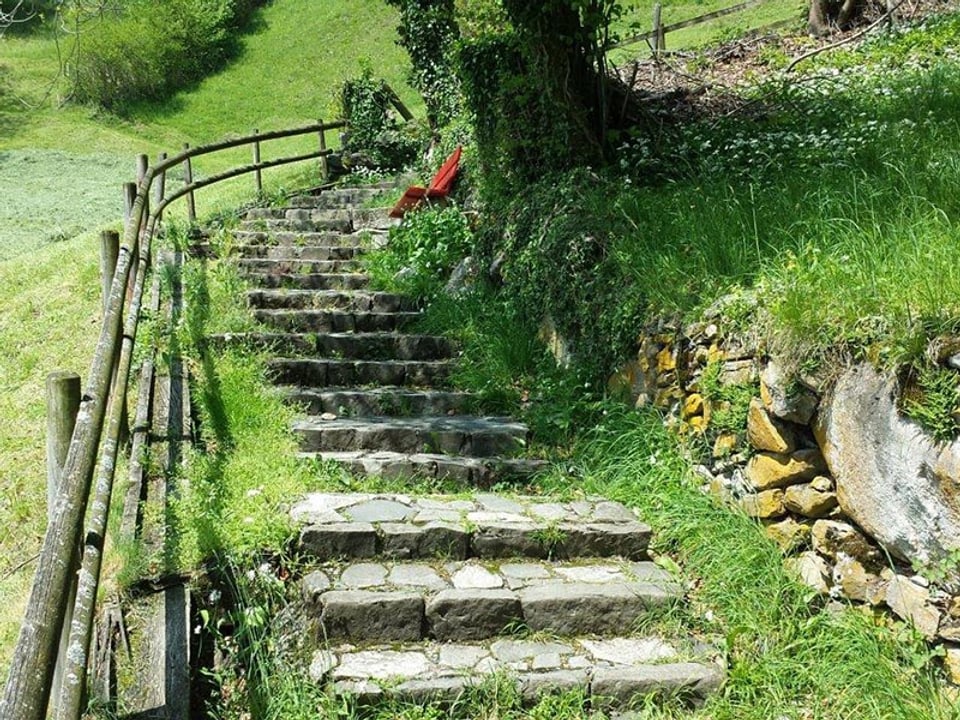 Steile Naturstein-Treppe