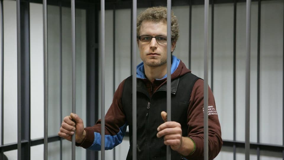 Marco Weber hinter Gittern von Murmansk.