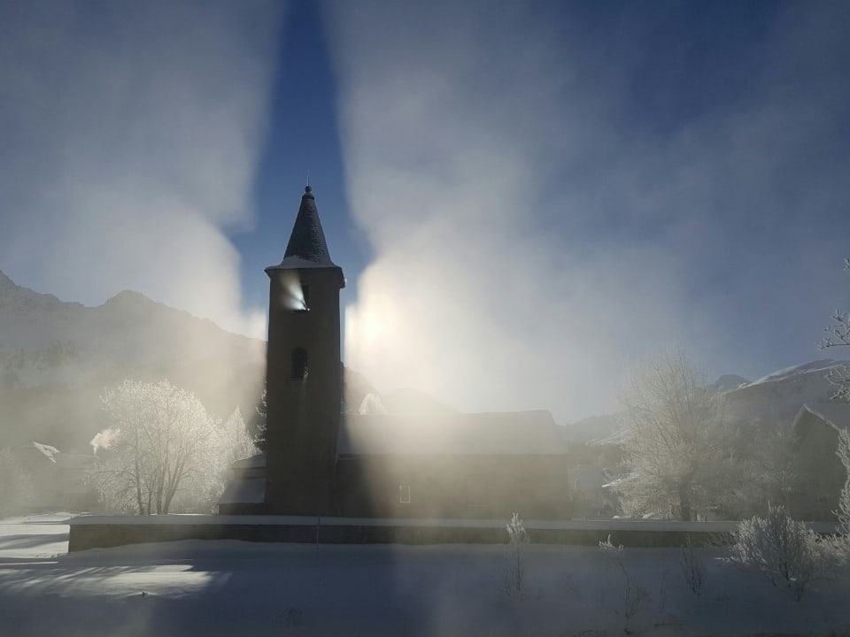Kirche wirft Schatten auf Nebel
