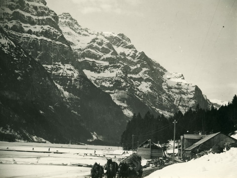 Der gefrohrene Klöntalersee