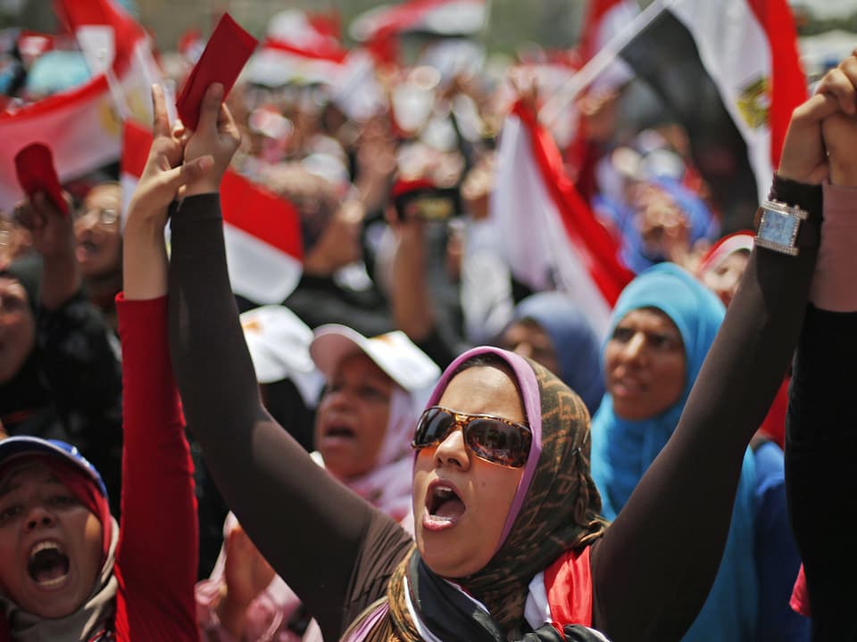 Frauen auf dem Tahrir Platz in Kairo fordern Mursis Rücktritt und zeigen ihm die rote Karte.