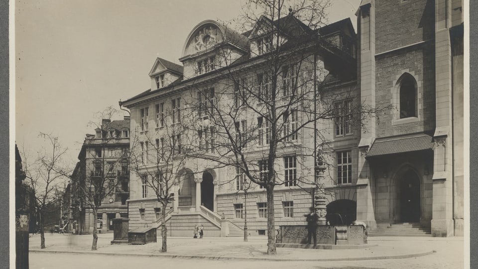 Ein Schwarz-Weiss-Foto einer Gebäudefassade. 