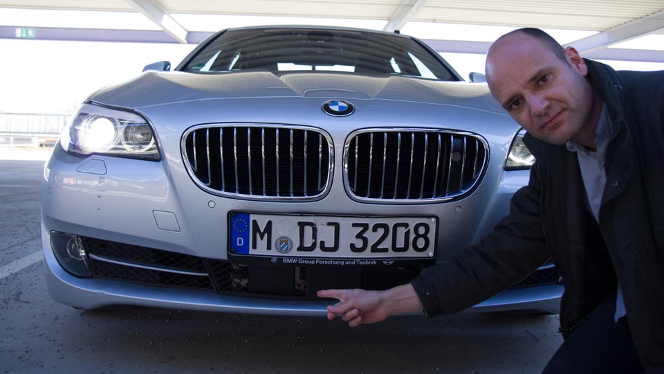 Distanz-Scanner unter dem vorderen Nummerschild des BMWs.