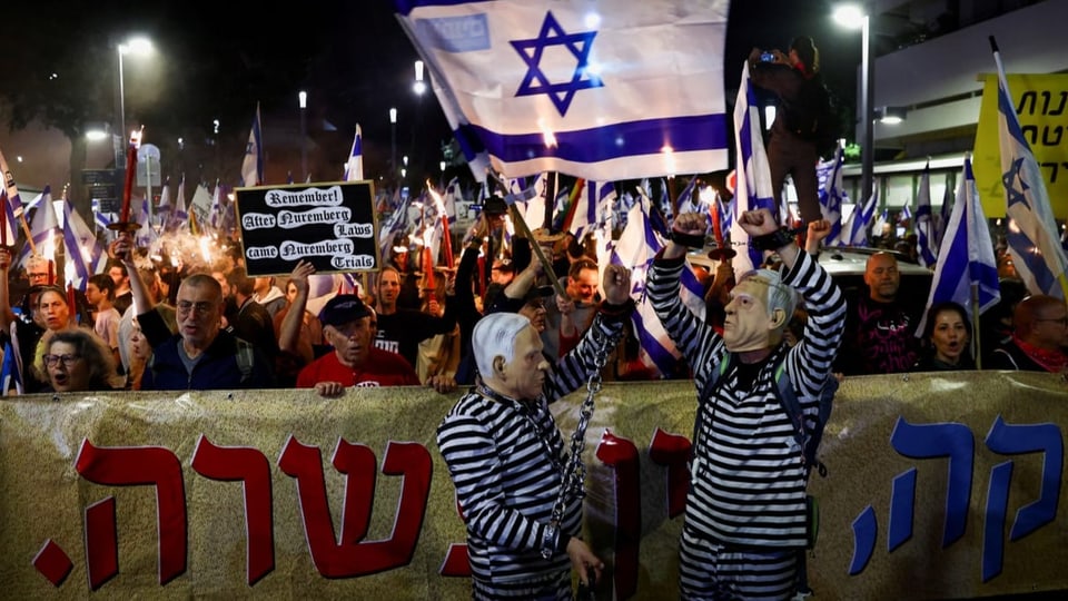 Protestierende mit Transparenten und Israel-Flaggen