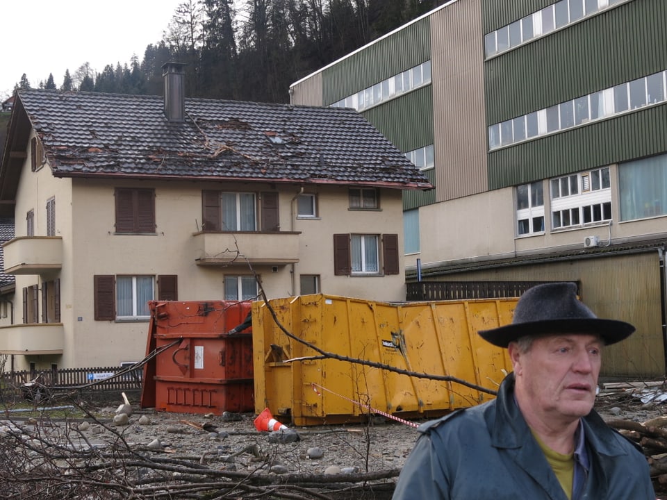 Werner Imbach vor seinem Wohnhaus, das von fliegendem Gestein getroffen wurde.