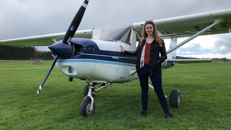 Martina steht mit ihrer Cessna auf dem Flugplatz Speck.