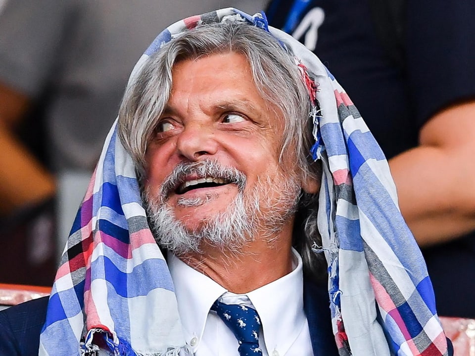 Sampdoriass Präsident Massimo Ferrero mit einem Klub-Schal um den Kopf
