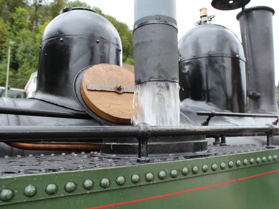 Wasserrohr an der Dampflokomotive. Wasser wird in den Kessel gefüllt.