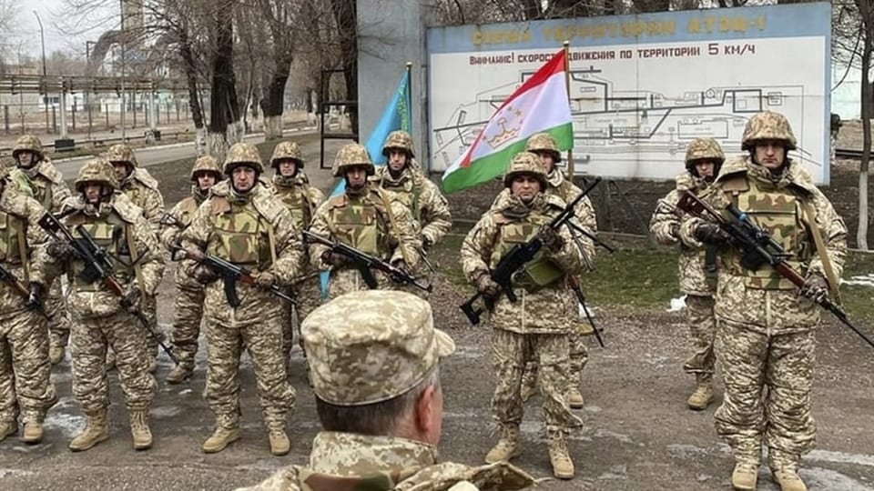 Russische Soldaten in Kampfausrüstung bei der Befehlsausgabe.