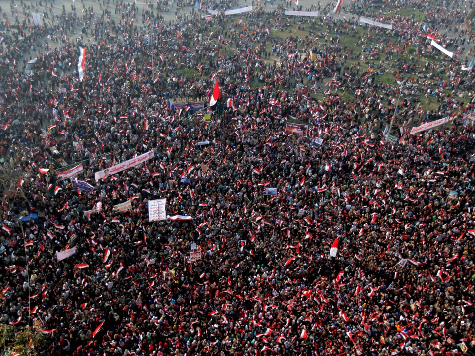 Der Tahrir-Platz aus der Vogelperspektive. Tausende Menschen sind zu sehen.