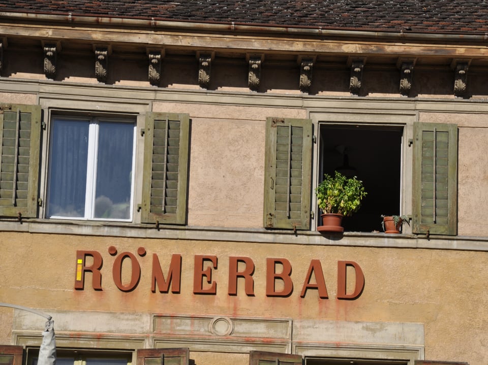 Fassade mit der Aufschrift Römerbad.