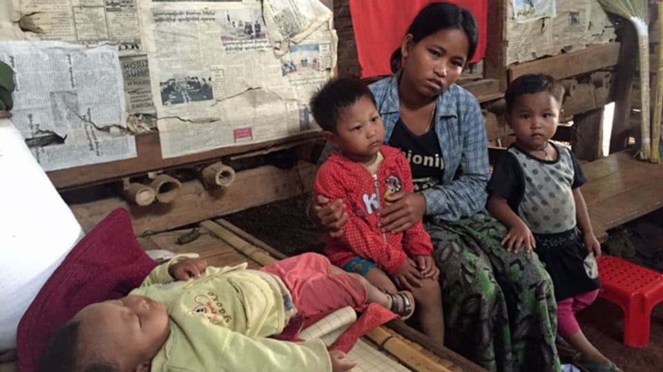 Diese 23-jährige Frau aus dem Shan Staat ist Mutter von drei Kindern und Witwe seit Soldaten ihren Mann und sechs andere Männer im Juni verschleppt und umgebracht haben.